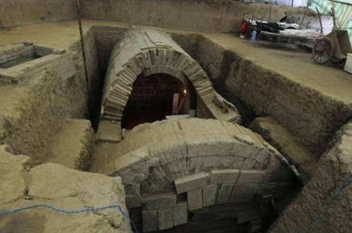 古时瓦罐坟有多残忍儿子亲送60老母入坟送一餐就砌一块砖