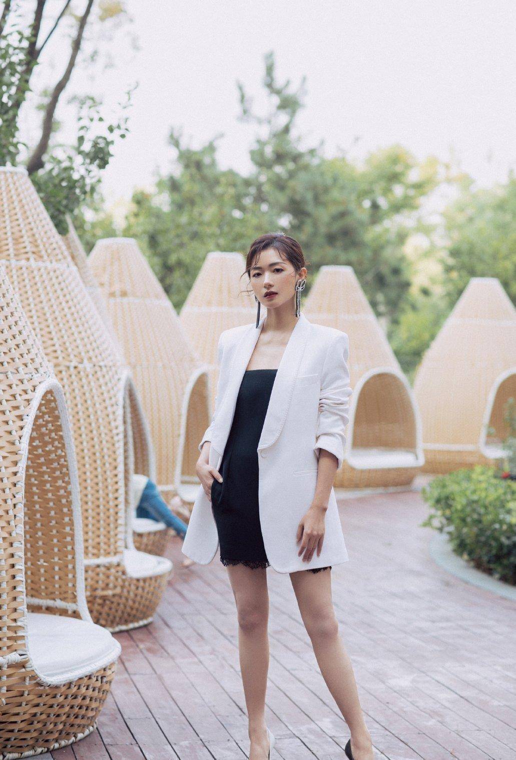 原创万茜对流行趋势了如指掌下衣失踪博足眼球裙子很短但显气质