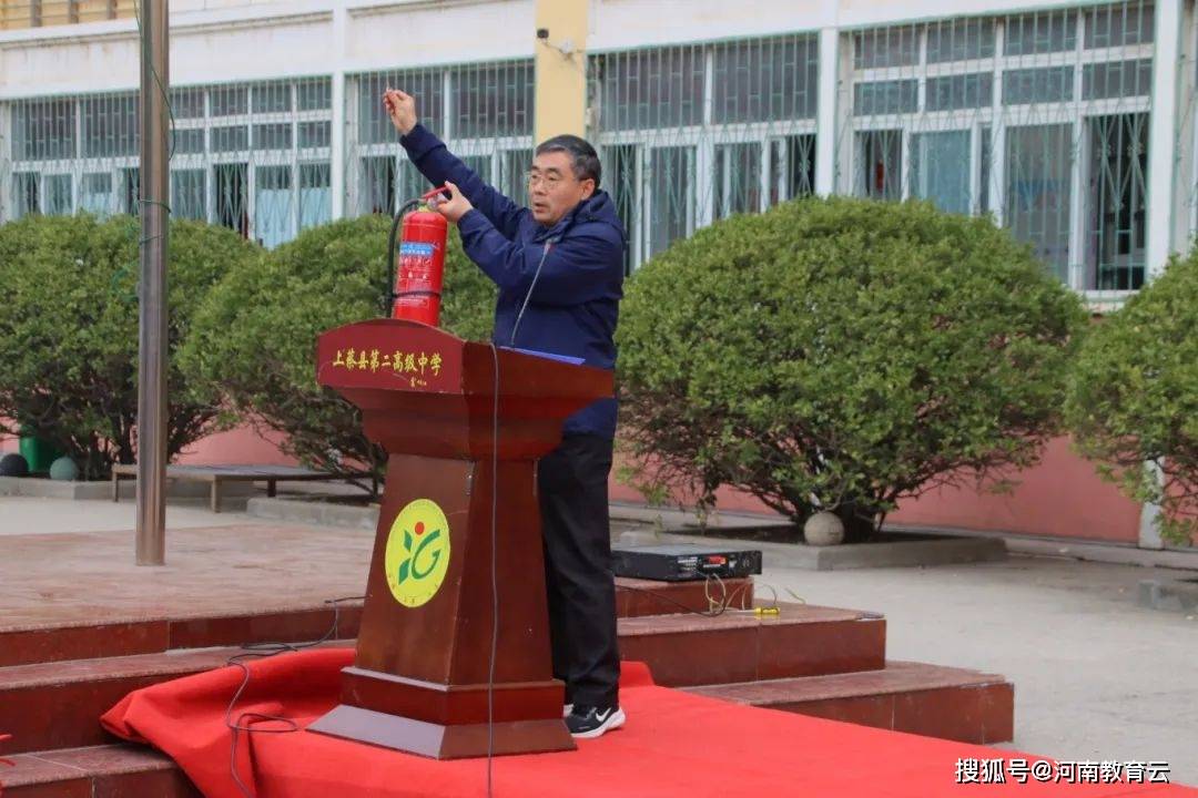 生命诚可贵警钟需长鸣上蔡二高开展消防应急逃生疏散演练