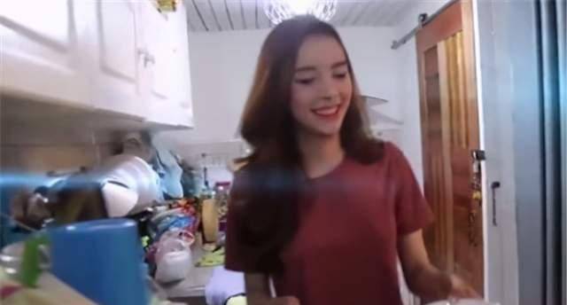 有人说,什么爱情,鲍哥不过是看中了妮莎的美貌,所以才超越的国界和