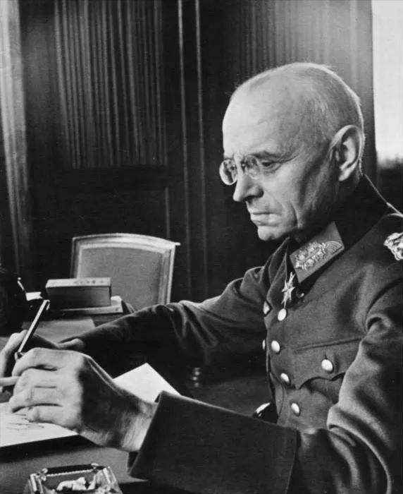 当二战后法肯豪森被送上军事法庭审判之时,钱秀玲以证人的身份替他