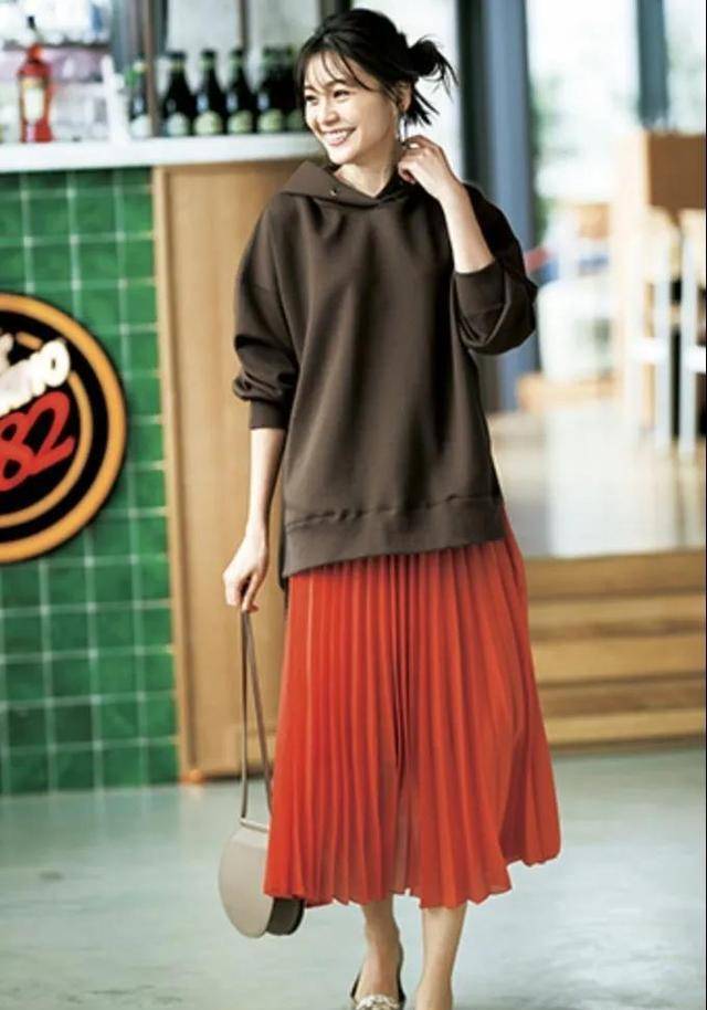 原创穿卫衣很廉价不优雅女人的穿搭套路简直绝了