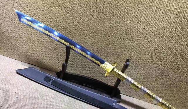 双手砍刀,如图所示,这款外形精美,布局合理,势大力沉的兵器在明清时期