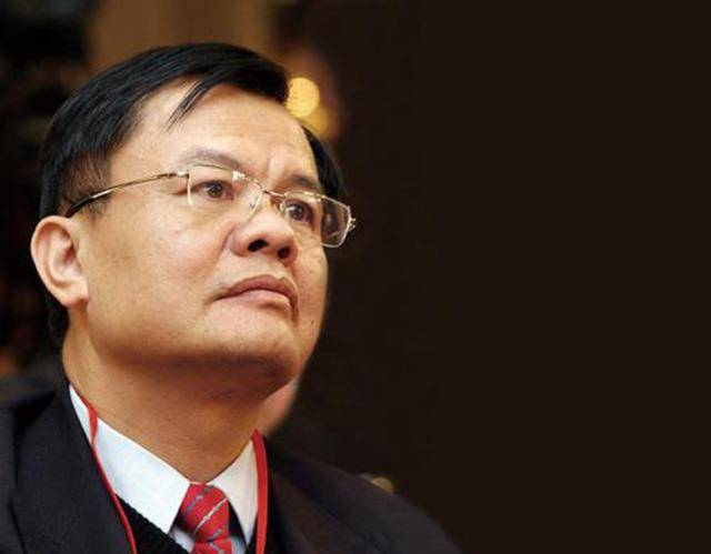 他毕业之后被分配至深圳康佳电子股份哟西按公司,随后一路从员工做到