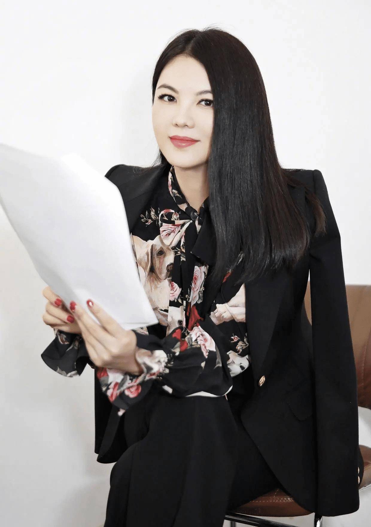 原创李湘终于穿对了黑色西装配印花衬衫最少显瘦10斤总算信106斤