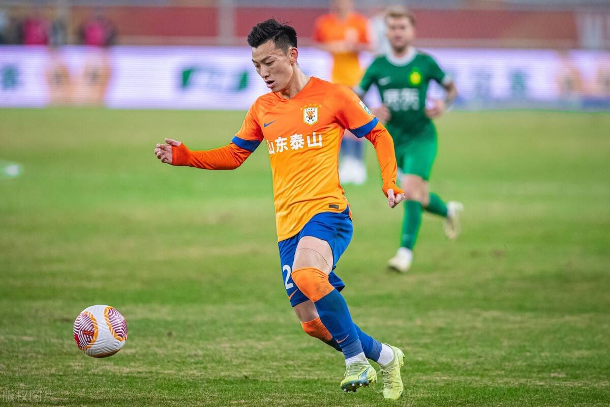 因此从离队热门逆袭为核心,征服崔康熙_童磊_泰山队_右后卫