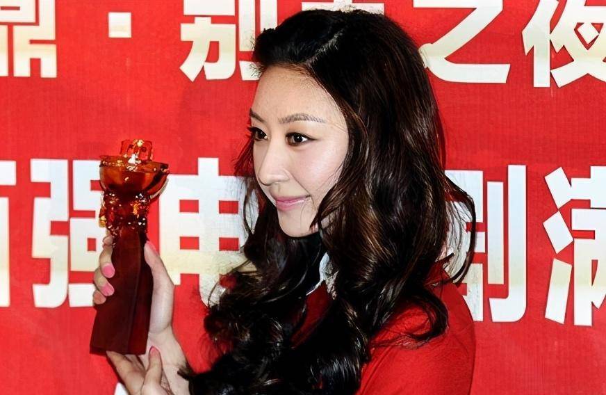 参加多部影视剧的拍摄,其中《秋霜》中费华一角获得南方盛典最佳女