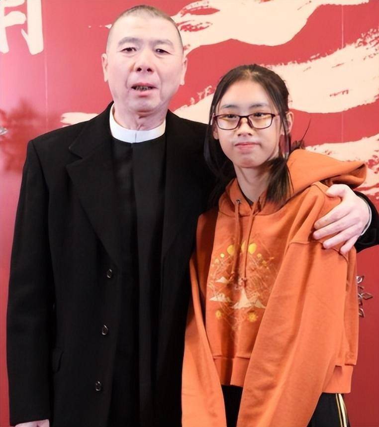 18岁徐朵晒全家福迎成人礼,五官像极了冯小刚,养父母设宴办派对_女儿