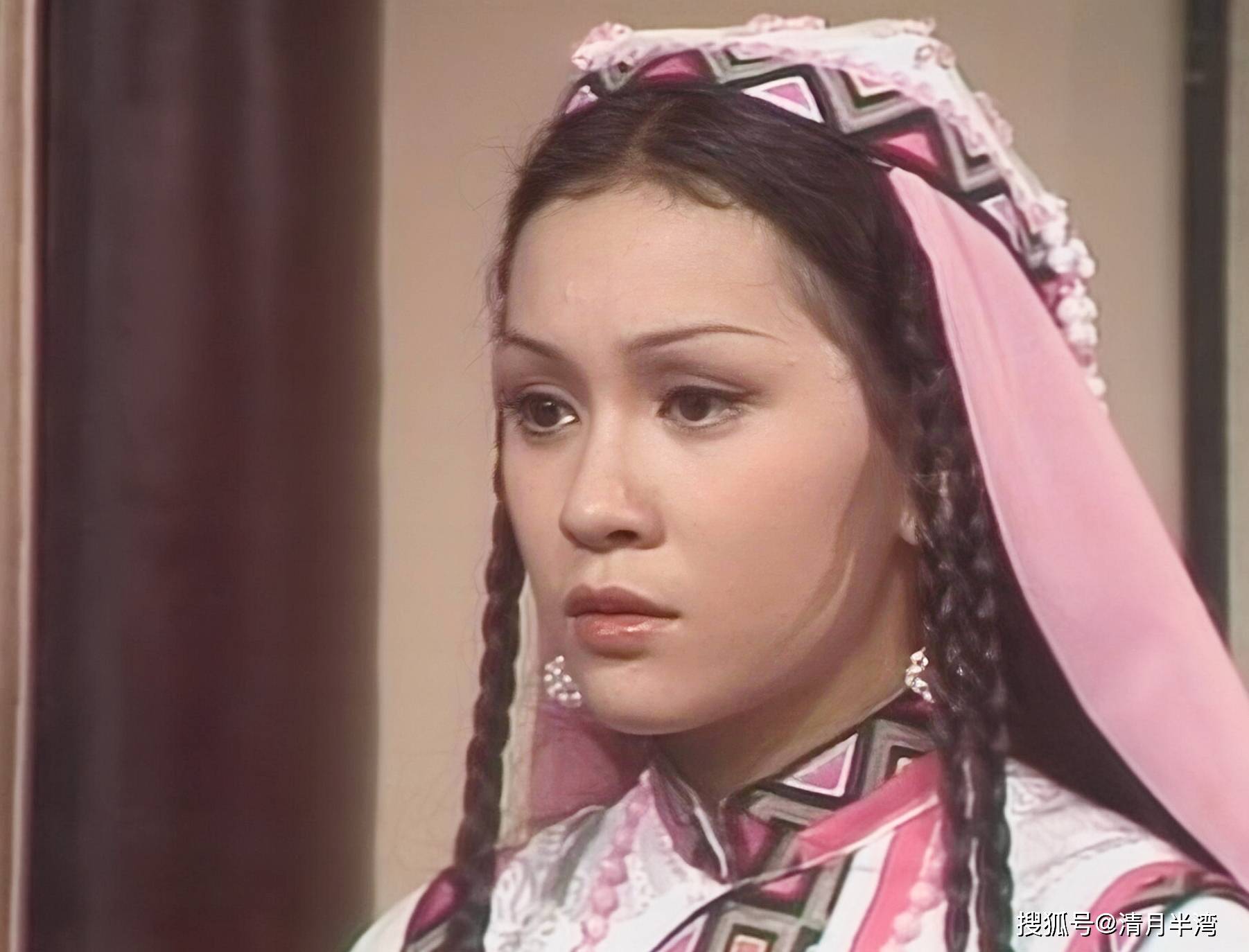 戴着坠有珠串的小花帽,穿着镶红边的白色衣裙,香香公主的造型不是多么