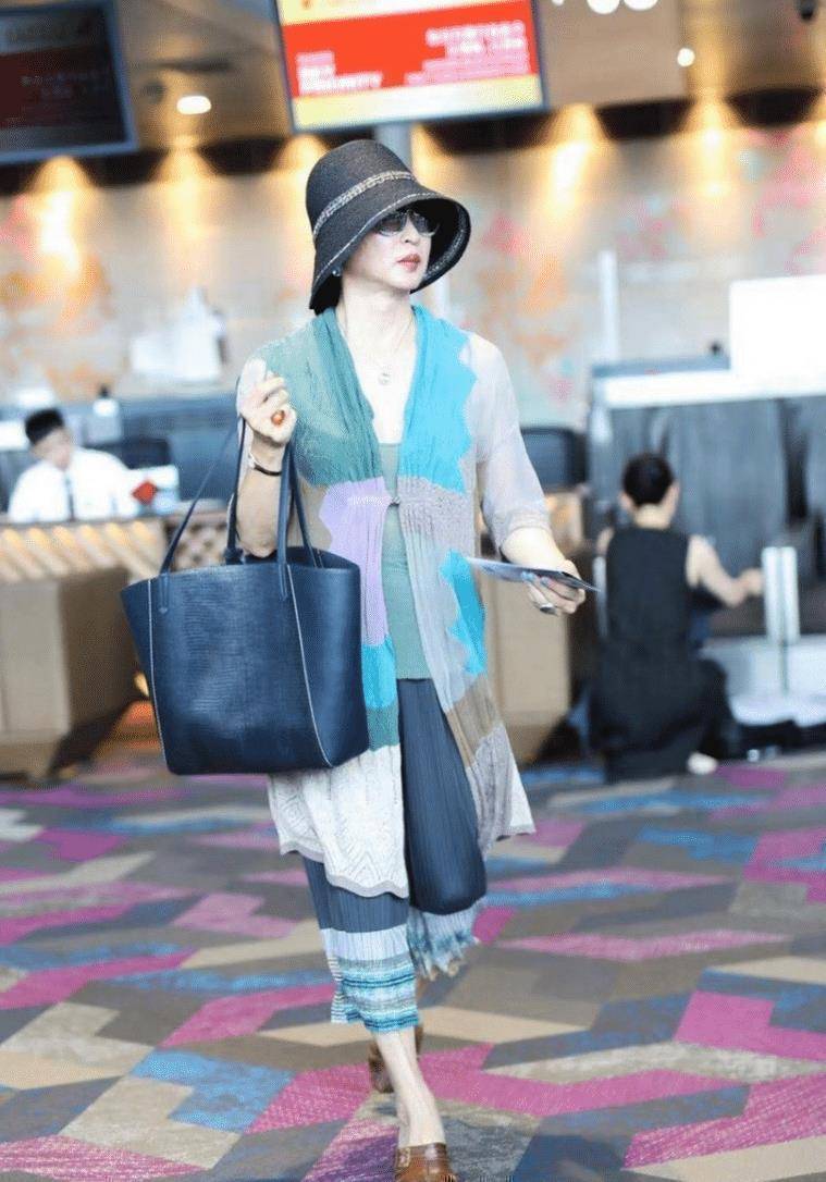 原创金星在机场又翻车穿针织开衫配阔腿裤太显壮不优雅反而更man