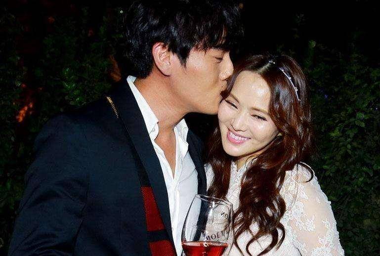 还有更加明显地,有一次秦昊在撸狗,伊能静就和老公开玩笑,狗都比我