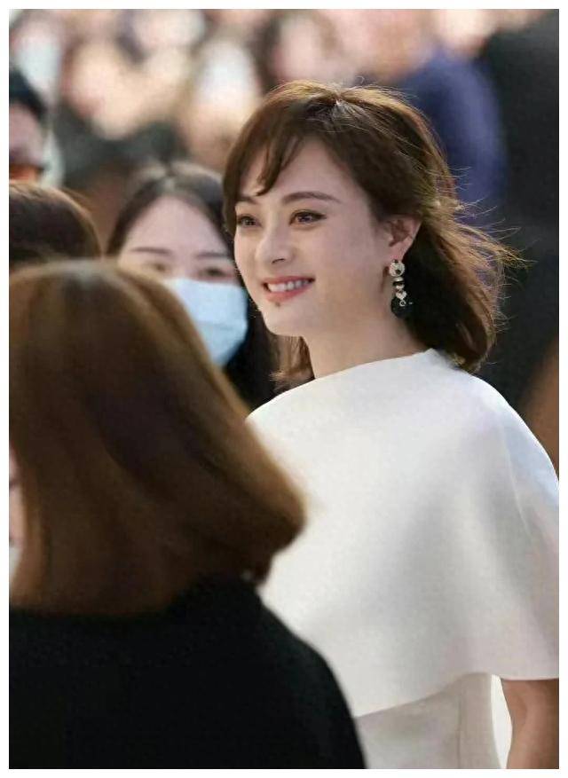 原创42岁孙俪半扎头梳披发现身活动颜值回春终于留起长发