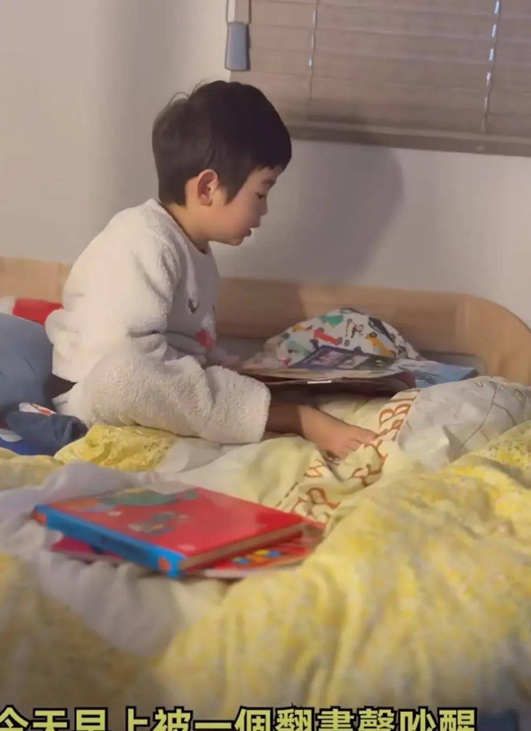 原创嫁给导演后的陈意涵一家四口隐居郊区别墅两个孩子都像爸爸