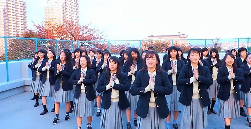 特别喜庆,表演的人都是马上要毕业的高三生,她们从校服换上小黑裙