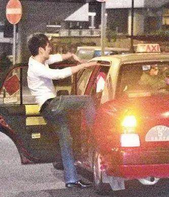 即便是后来侧田上了出租车,曹格也不肯罢休,原本相互搀扶的二人,瞬间