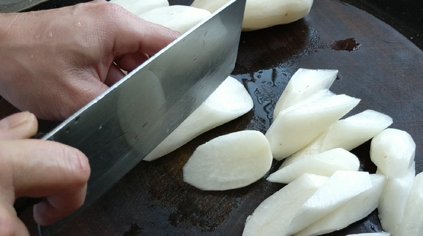 我这个是自家菜园里种的,长得不好看但这个萝卜好吃,把萝卜切滚刀块