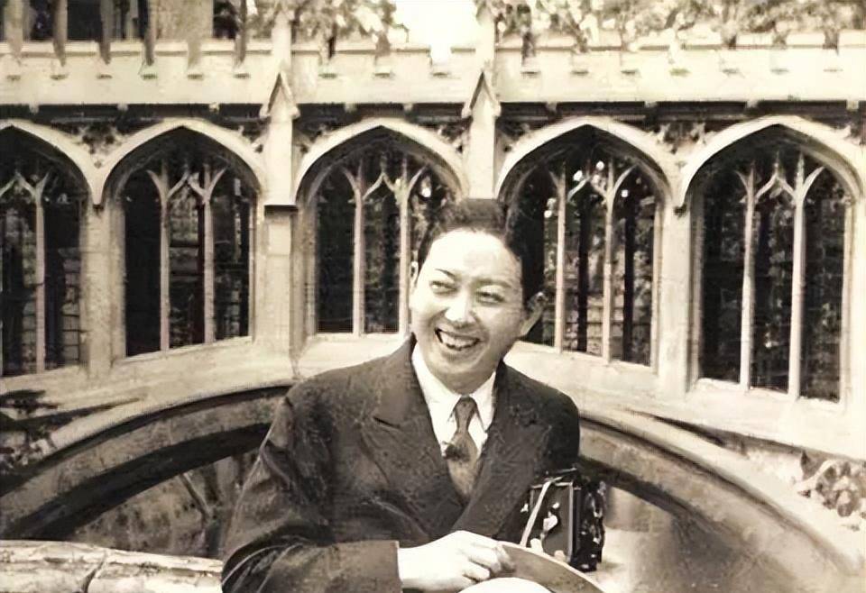 梅兰芳当年究竟多红?出场费至少10根金条,观众向舞台疯狂扔首饰