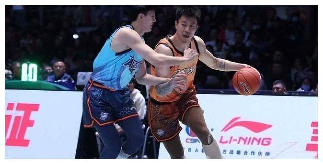 张镇麟与未婚妻现身观赛展现甜美气质引发瞩目