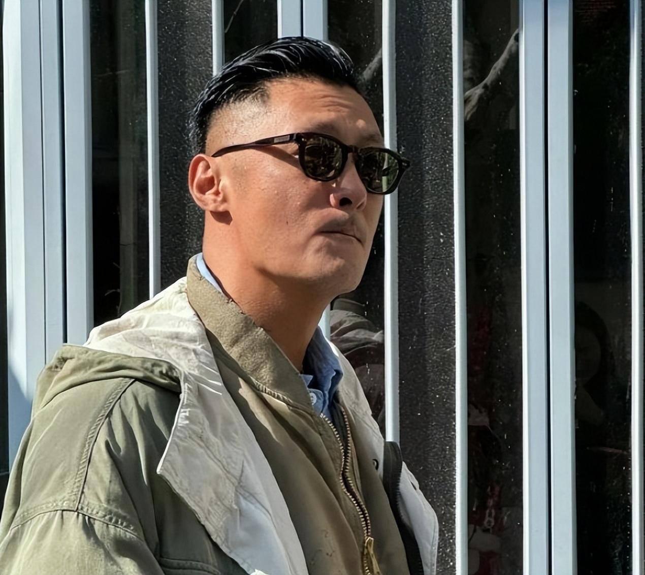 原创香港男神老了6位男星白发照成龙一夜苍老刘德华也逃不过