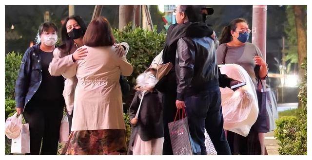 高圆圆赵又廷超甜蜜带女儿畅游采风荡秋千共度家庭时光