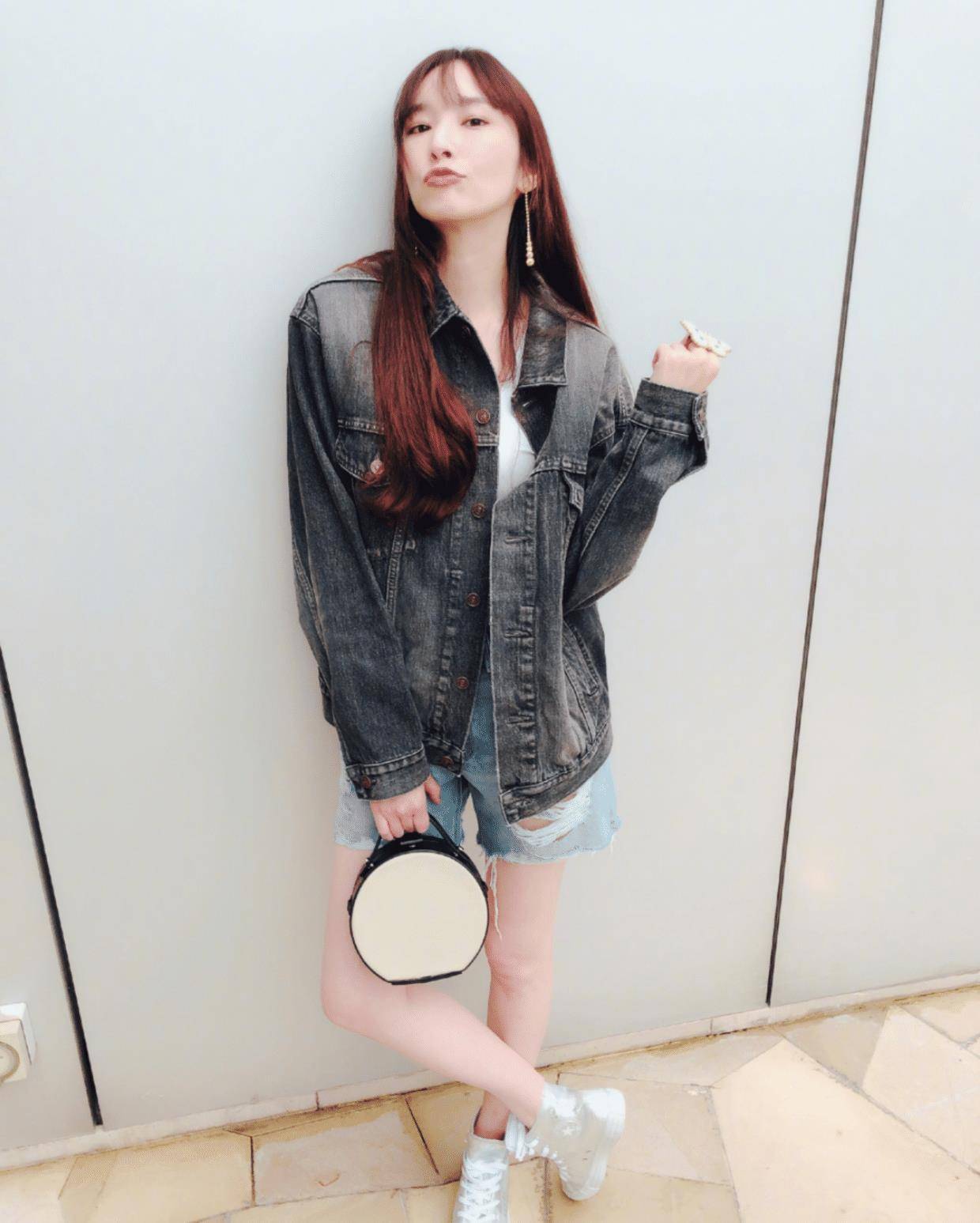 吴佩慈也太撑了吧吊带裙故意穿小号勒出饱满曲线好任性