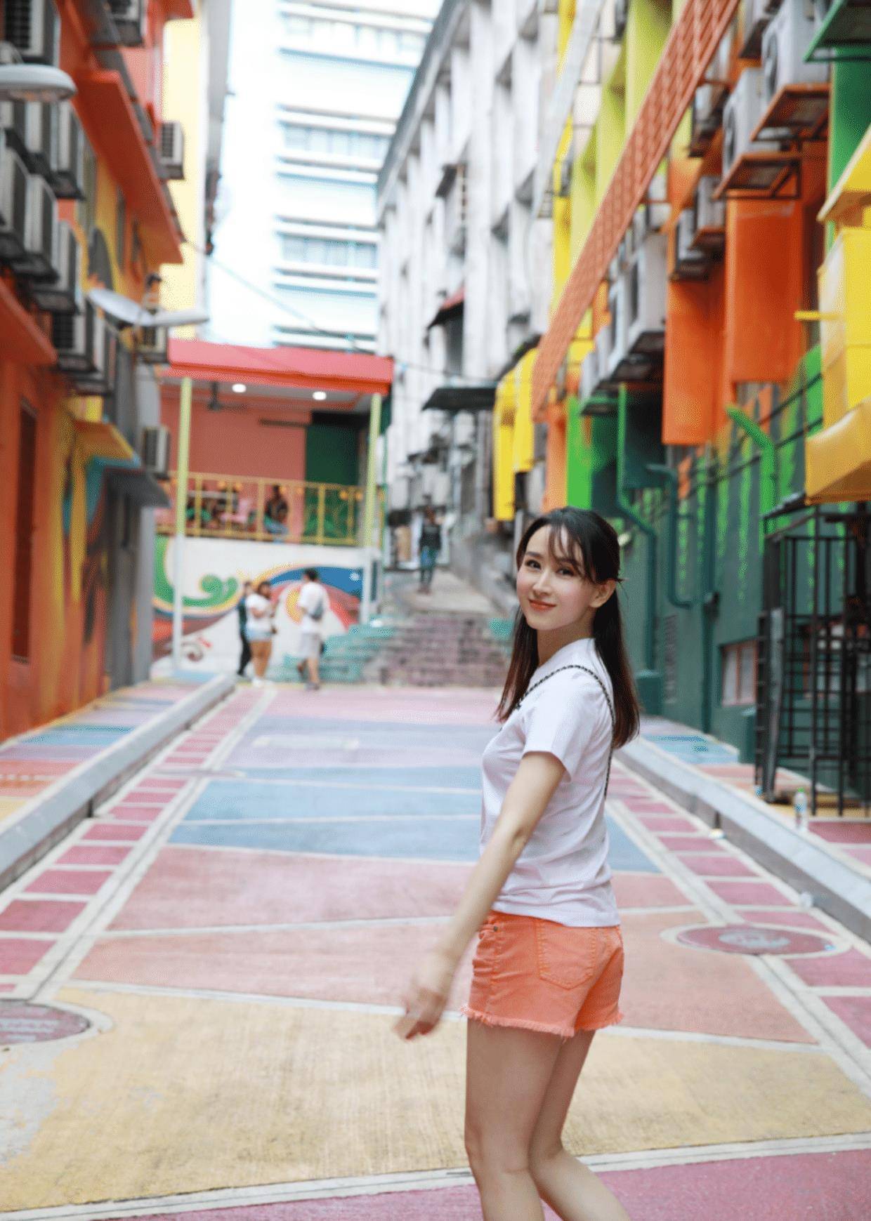 胡静12年阔太不是白当的穿拼接连衣裙优雅贵气看不出42岁