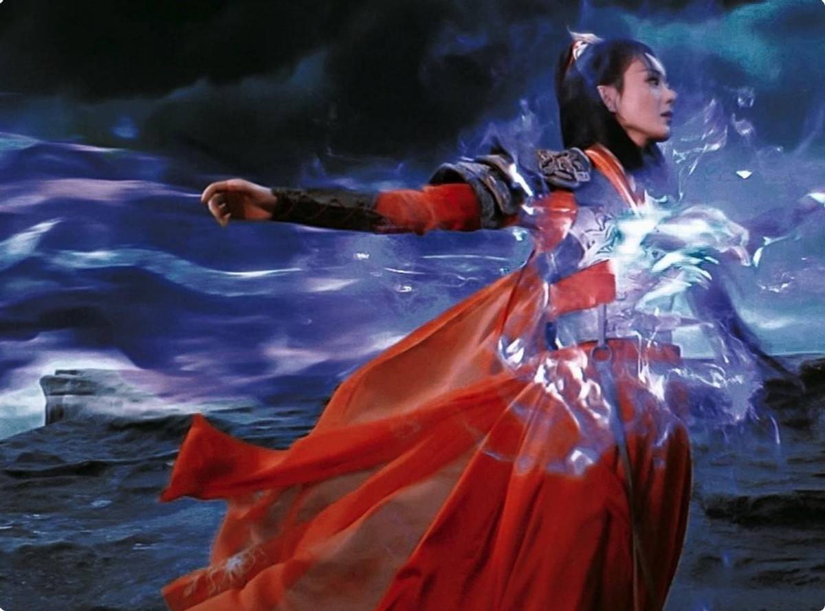 赵丽颖饰演的沈璃是三界第一女战神,她刚毅,顽强,她强大,飒爽.