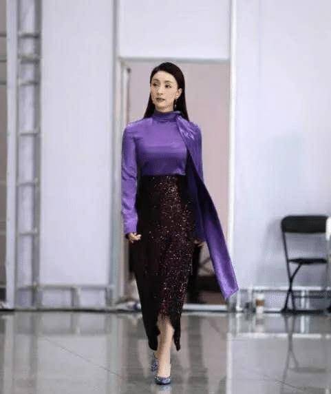 原创被陶虹的蜜桃臀惊艳穿红色连衣裙藏不住凹凸感48岁真有料