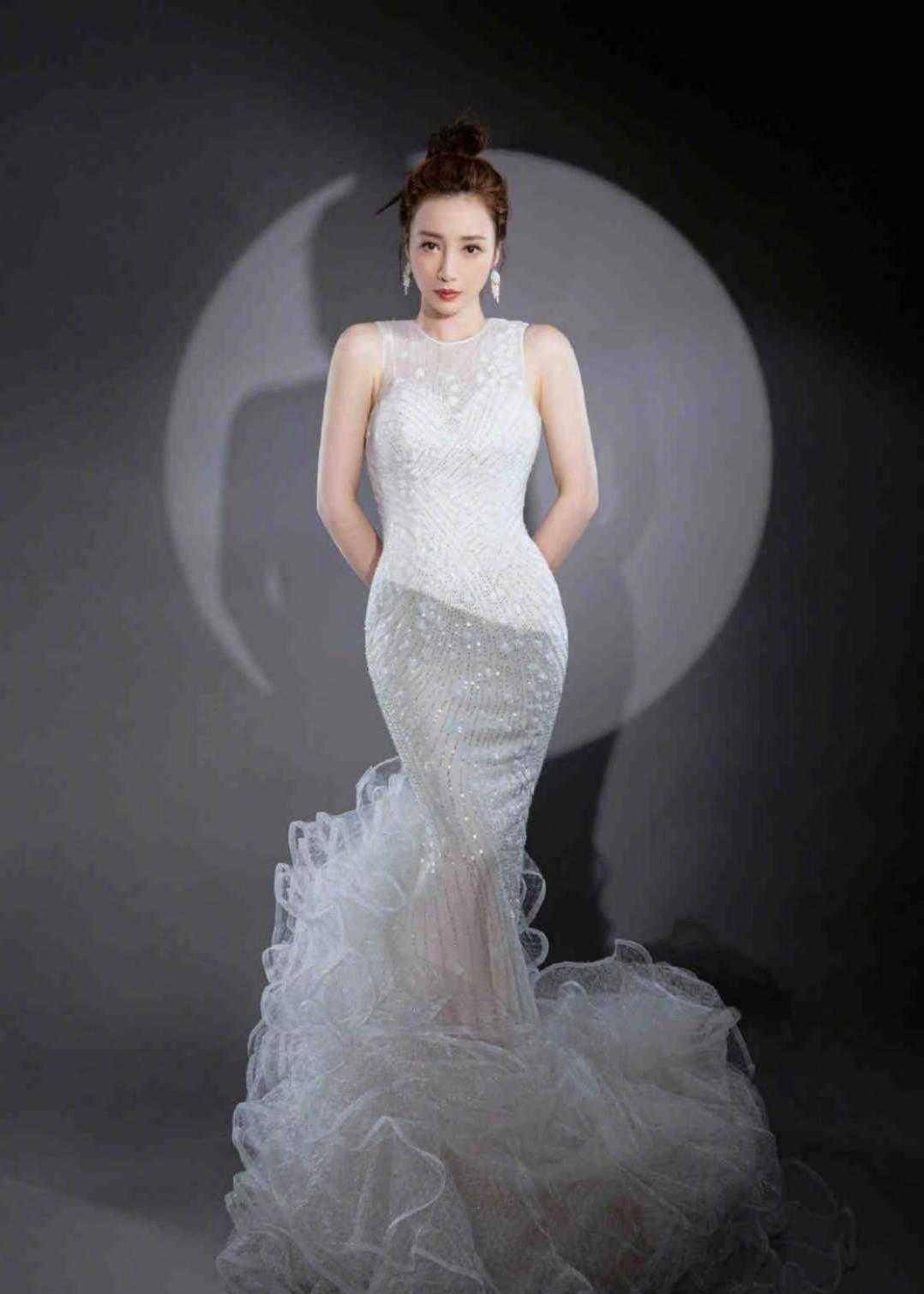 拥有小巧精致长相的柳岩虽然在身高上不及超模,但是在身材的比例上