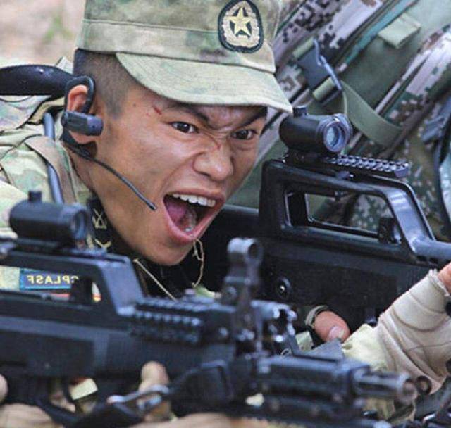 他身高一米五,却是真正特种兵,两次出演《战狼》,身份背景强大