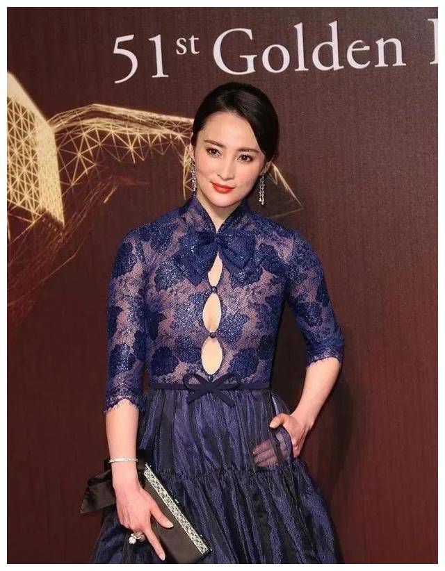 蒋勤勤47岁,紧身裙穿出魅力,系扣子差点不及时,瞩目身材!