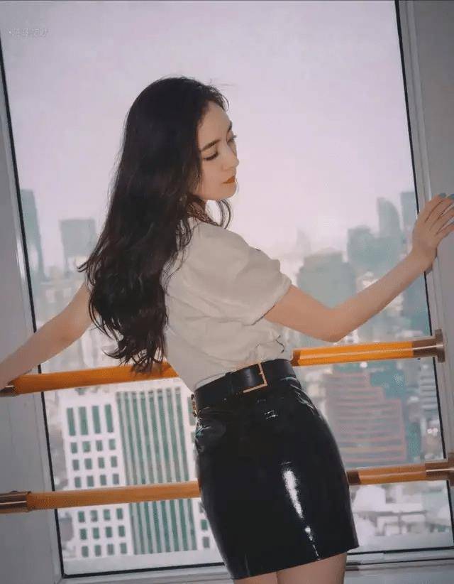 杨幂太有心机了超短皮裙还故意穿小号显身材惊现蜜桃臀