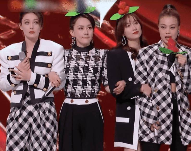 所以在最后那英组在三轮综合获得了第一名,无论是舞蹈