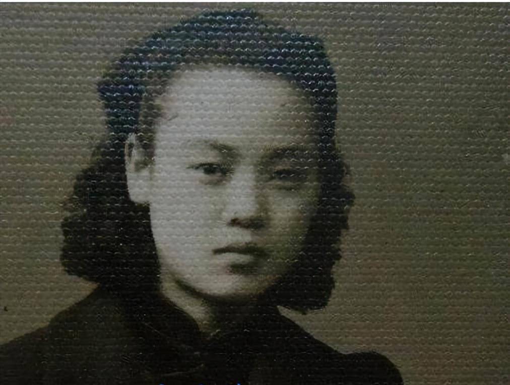 杜月笙第一任妻子名叫沈月英,是当初杜月笙跟黄金荣做事时,认识了
