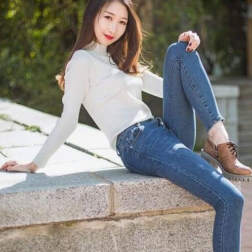 身材好的美女穿上舒适的牛仔裤后很是洋气,这款那束脚裤型拉长腿型