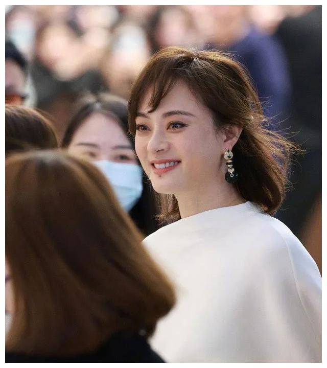 41岁长发孙俪,绝美身姿!与蒋欣神仙合影,惊艳无限!_脸部_眼睛_蒋勤勤