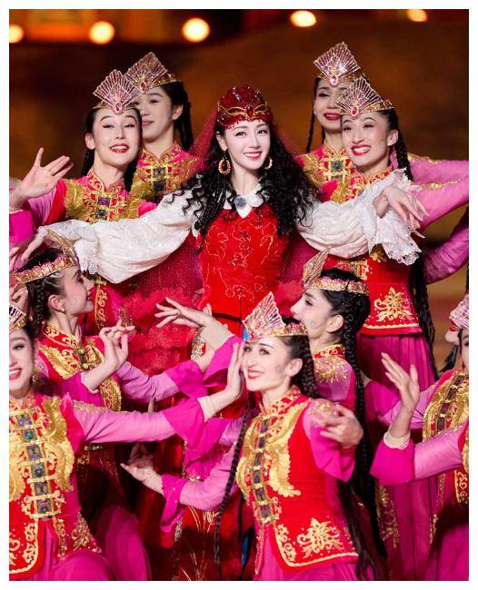 迪丽热巴春晚表演受伤坚强挺身笑容不减跳舞绵延