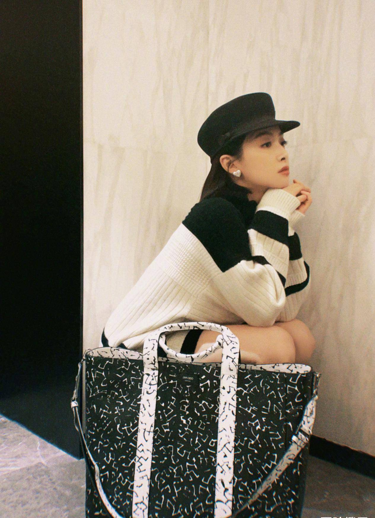 原创宋茜晒环球影城游玩照香芋紫短大衣温柔靓丽粉色小猪帽太可爱