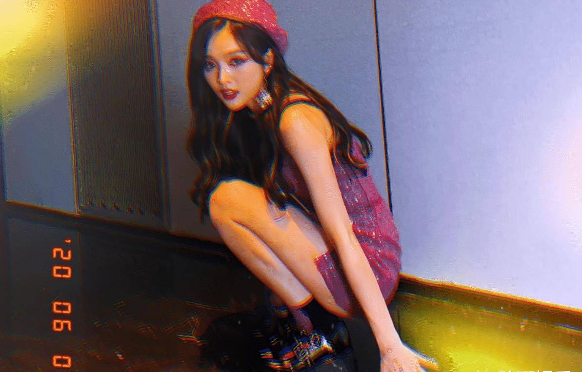 原创吴宣仪穿吊带小黑裙身材展露无遗网友却热议风格太土像大妈