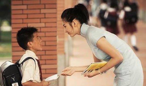 张雨绮第一次出现在大众视野是在周星驰的电影《长江七号》里,美丽