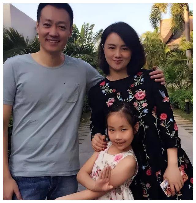 辛柏青一家国外血拼,49岁朱媛媛依旧美艳如昔,女儿青春大变.