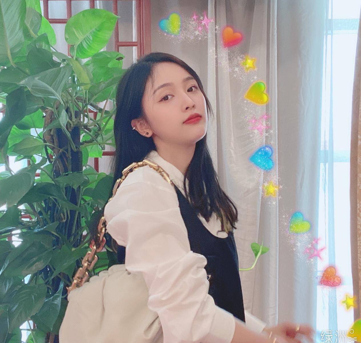 吴宣仪身穿蓝色短裙套装清纯可爱小公主双马尾活泼俏皮