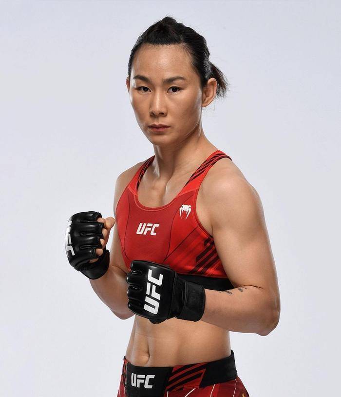 严晓楠为何挑战张伟丽说"中国人不打中国人"? 逻辑是什么?