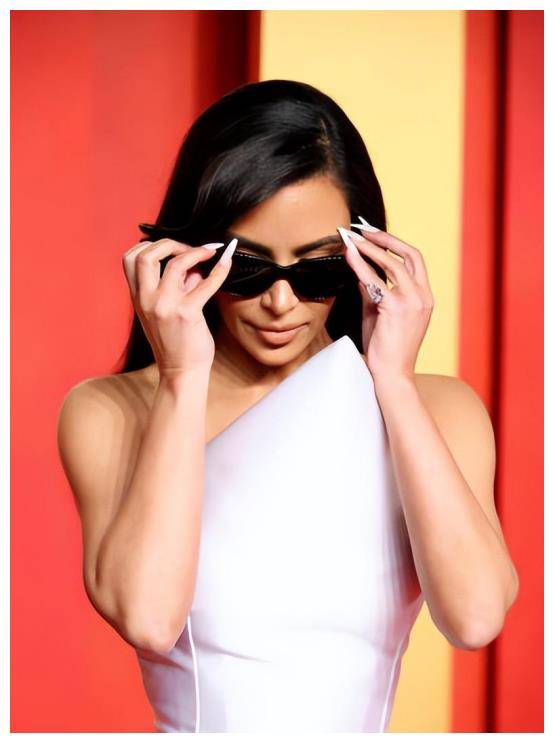 金卡戴珊奥斯卡封后:尖头裹身裙惊豔一刻,绝美身材惹眸心!