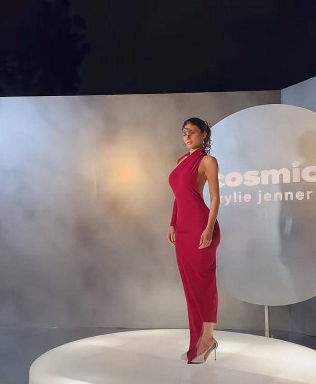 原创亿万富婆金小妹穿红裙超妖娆侧身展示完美曲线比卡戴珊更敢秀