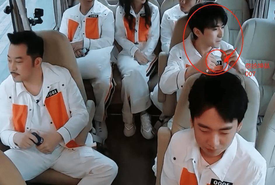 原创跑男热播蔡徐坤舔链子引热议我却关注他对baby的暖心照顾