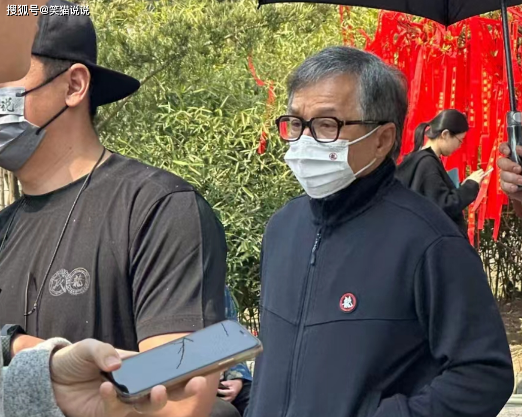 原创70岁成龙现身武汉拍戏头发花白戴黑框眼镜显严肃