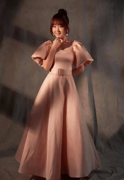 48岁杨钰莹真不显老红色一字肩连衣裙配长直发美成初恋脸