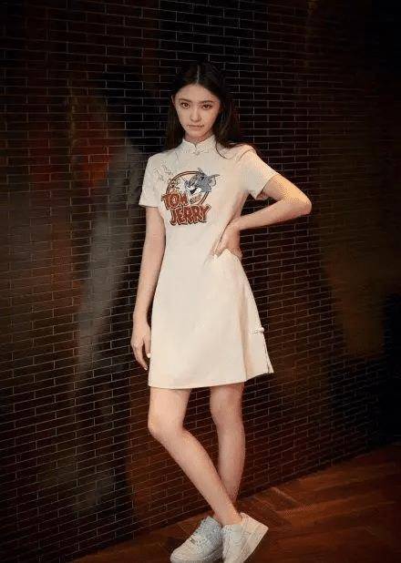 程莉莎穿旗袍太惊艳了穿黄色印花旗袍风韵犹存古典美好抢镜