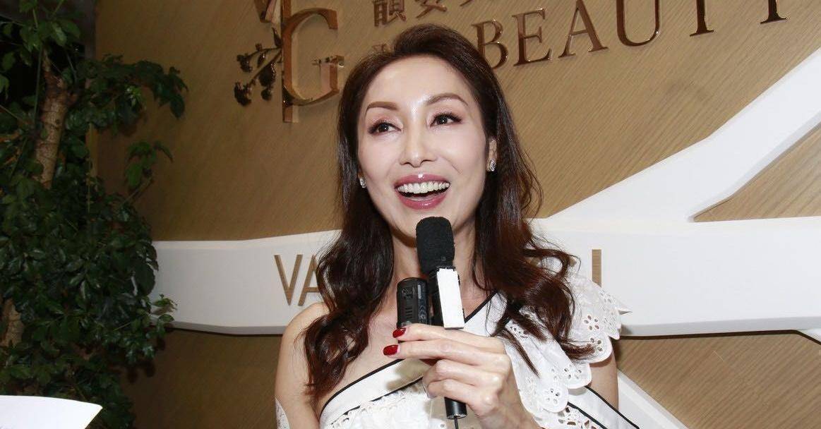 郭可盈瘦得太厉害穿斜肩衣配喇叭裤优雅大气眼睛凹陷太显老